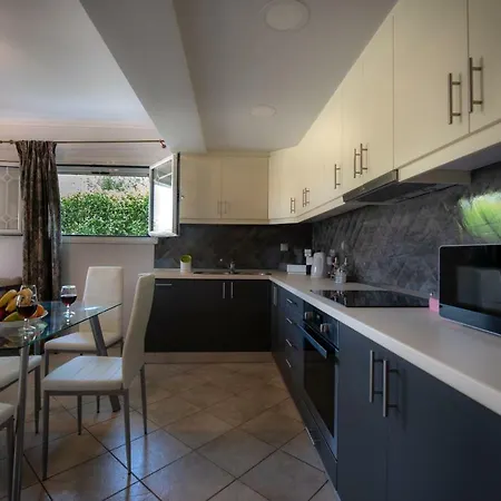 Erato Apartment Planos